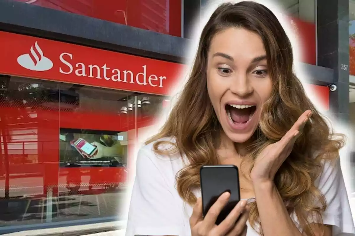 Mujer emocionada mirando su teléfono frente a una sucursal del Banco Santander.