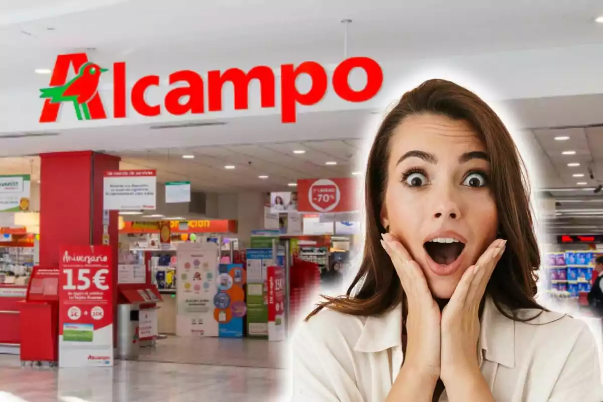 Mujer sorprendida frente a la entrada de un supermercado Alcampo. Mujer sorprendida frente a la entrada de un supermercado Alcampo.