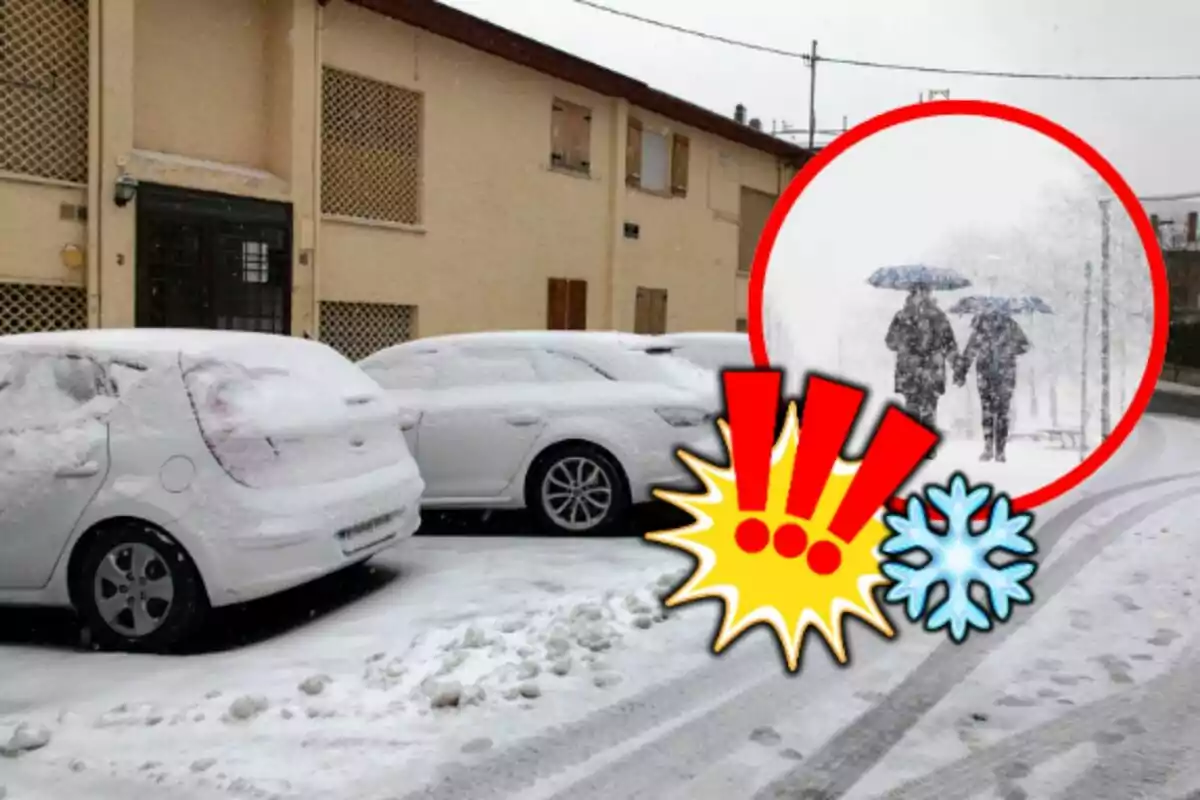 Coches cubiertos de nieve en una calle residencial con un círculo resaltando a dos personas caminando bajo la nieve con paraguas.