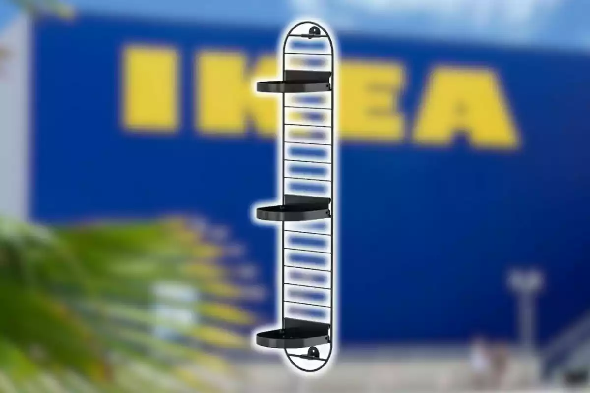 Un estante de metal negro de Ikea con diseño vertical se destaca frente a un fondo borroso de una tienda de la cadena sueca.