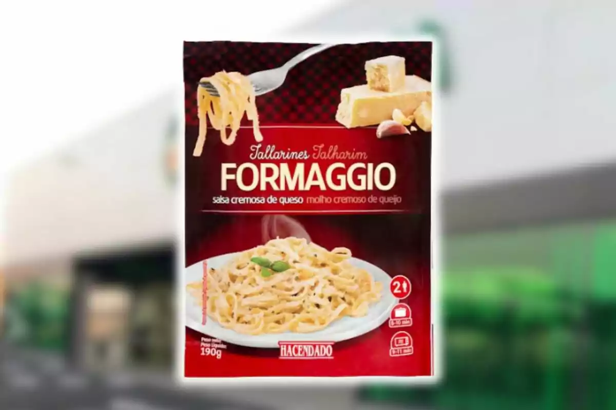 Paquete de tallarines con salsa cremosa de queso de la marca Hacendado con imagen de pasta en un plato y un tenedor levantando fideos. Paquete de tallarines con salsa cremosa de queso de la marca Hacendado con imagen de pasta en un plato y un tenedor levantando fideos.