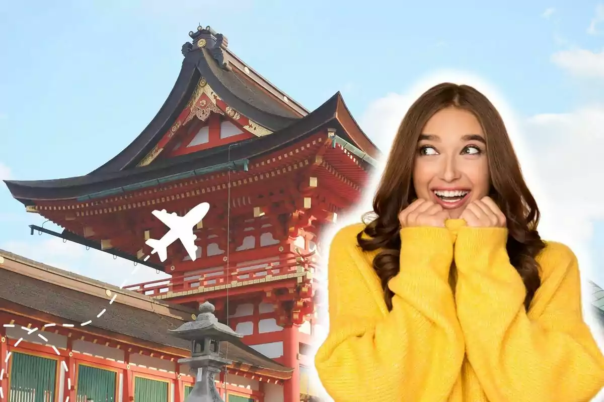 Una mujer sonriente con un suéter amarillo está emocionada frente a un templo tradicional japonés con un avión dibujado sobre el cielo.