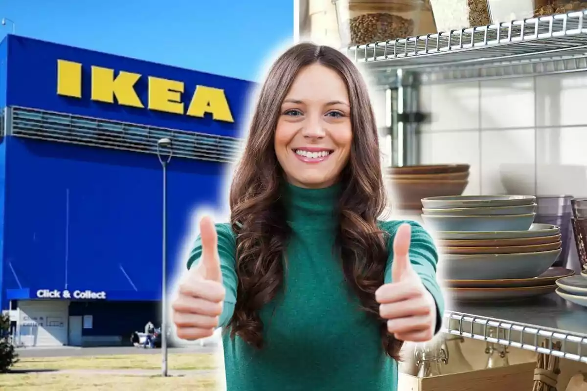 Una mujer sonriente con pulgares arriba frente a una tienda de Ikea y un estante con platos.