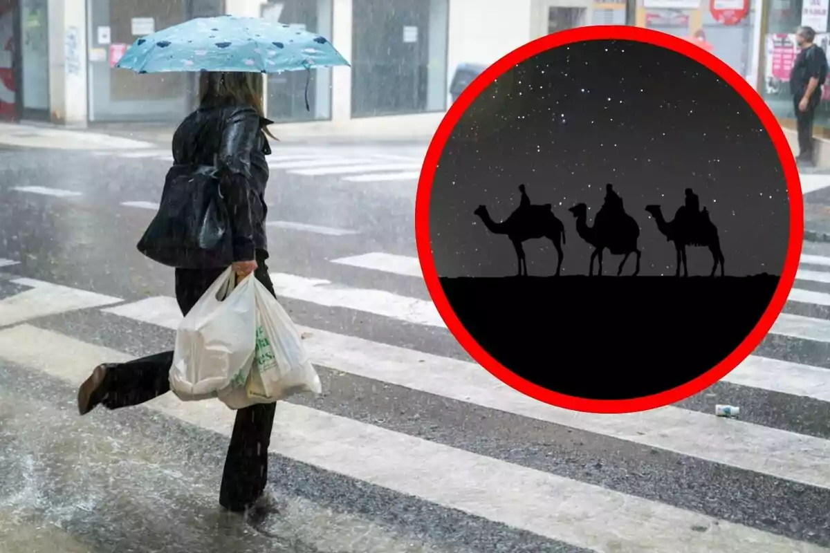 Una persona cruza la calle bajo la lluvia con un paraguas azul mientras lleva bolsas de compras y en un círculo rojo se ve la silueta de tres camellos bajo un cielo estrellado representando la llegada de los Reyes Magos.