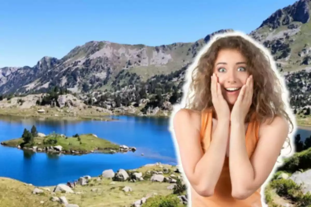 Una mujer sorprendida con las manos en la cara frente a un paisaje montañoso con un lago azul de la Valle de Arán (Cataluña).