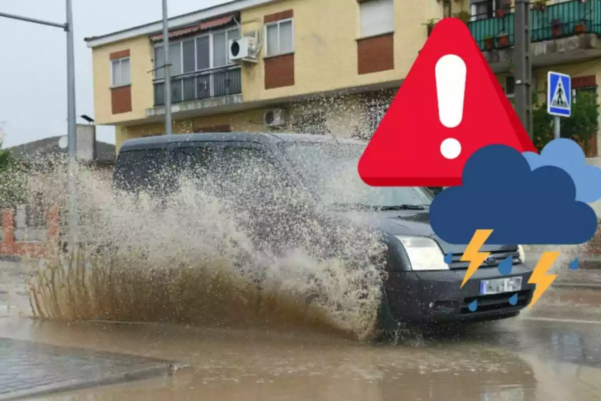 Un coche negro salpicando agua mientras pasa por un charco grande en una calle residencial durante una tormenta. Un coche negro salpicando agua mientras pasa por un charco grande en una calle residencial durante una tormenta.