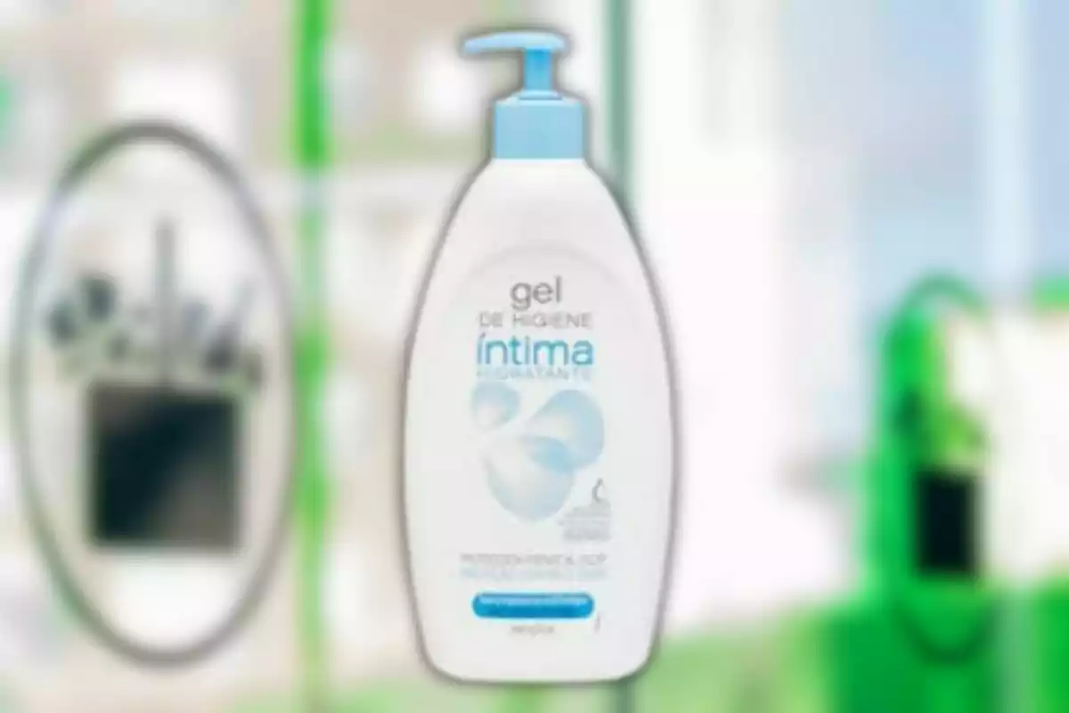 Botella de gel de higiene íntima con dispensador azul sobre un fondo desenfocado. Botella de gel de higiene íntima con dispensador azul sobre un fondo desenfocado.
