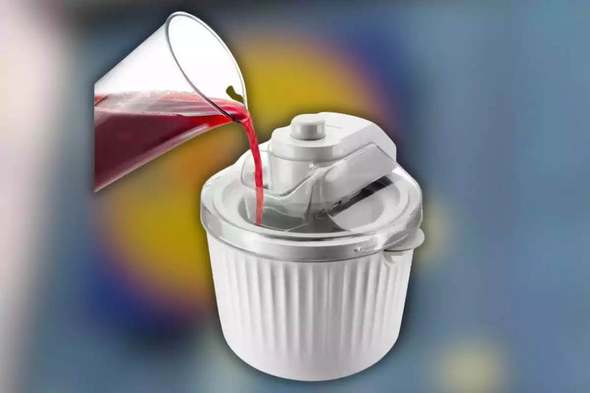 Un líquido rojo se vierte desde un vaso en una máquina blanca con tapa transparente.