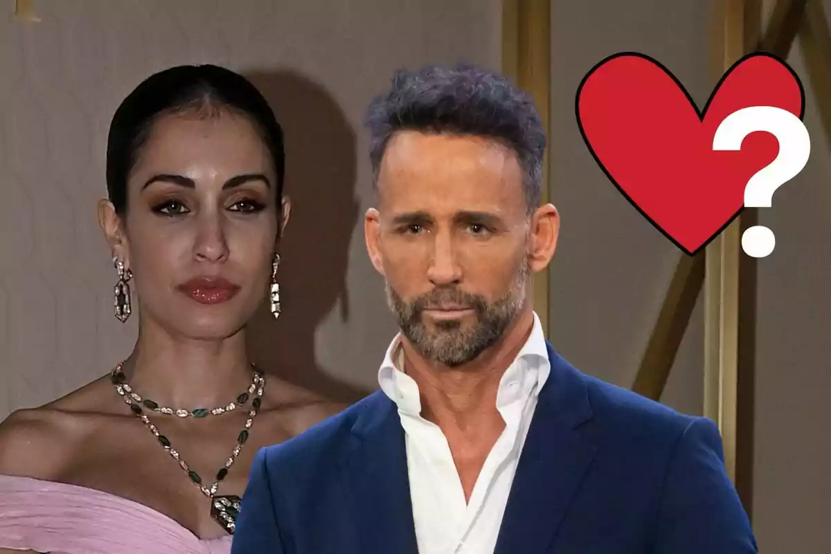 Hiba Abouk y Álvaro Muñoz Escassi posan juntos, con un corazón rojo y un signo de interrogación al lado del hombre.