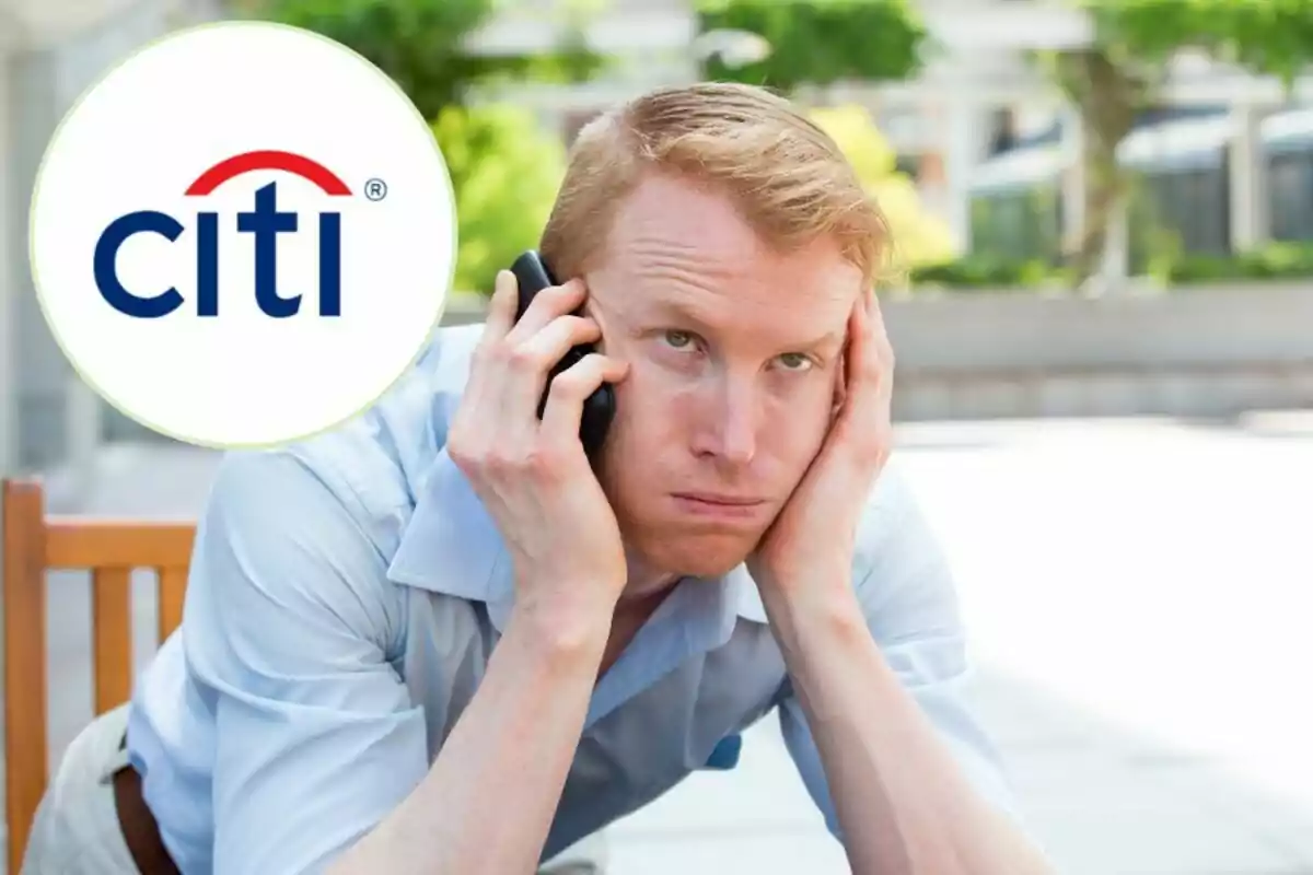 Un hombre con expresión de frustración sostiene un teléfono móvil mientras está sentado al aire libre, con el logotipo de Citi en la esquina superior izquierda.