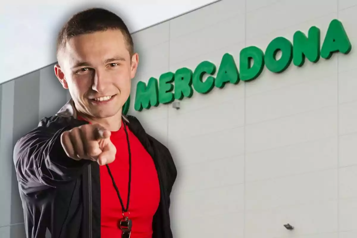 Un hombre sonriente con camiseta roja y chaqueta negra señala hacia adelante, con un edificio de Mercadona de fondo.