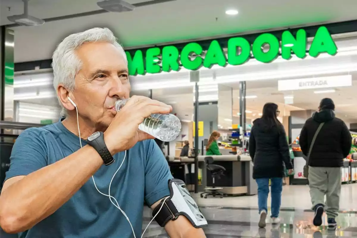 Hombre mayor con auriculares y ropa deportiva bebiendo agua frente a la entrada de un supermercado Mercadona