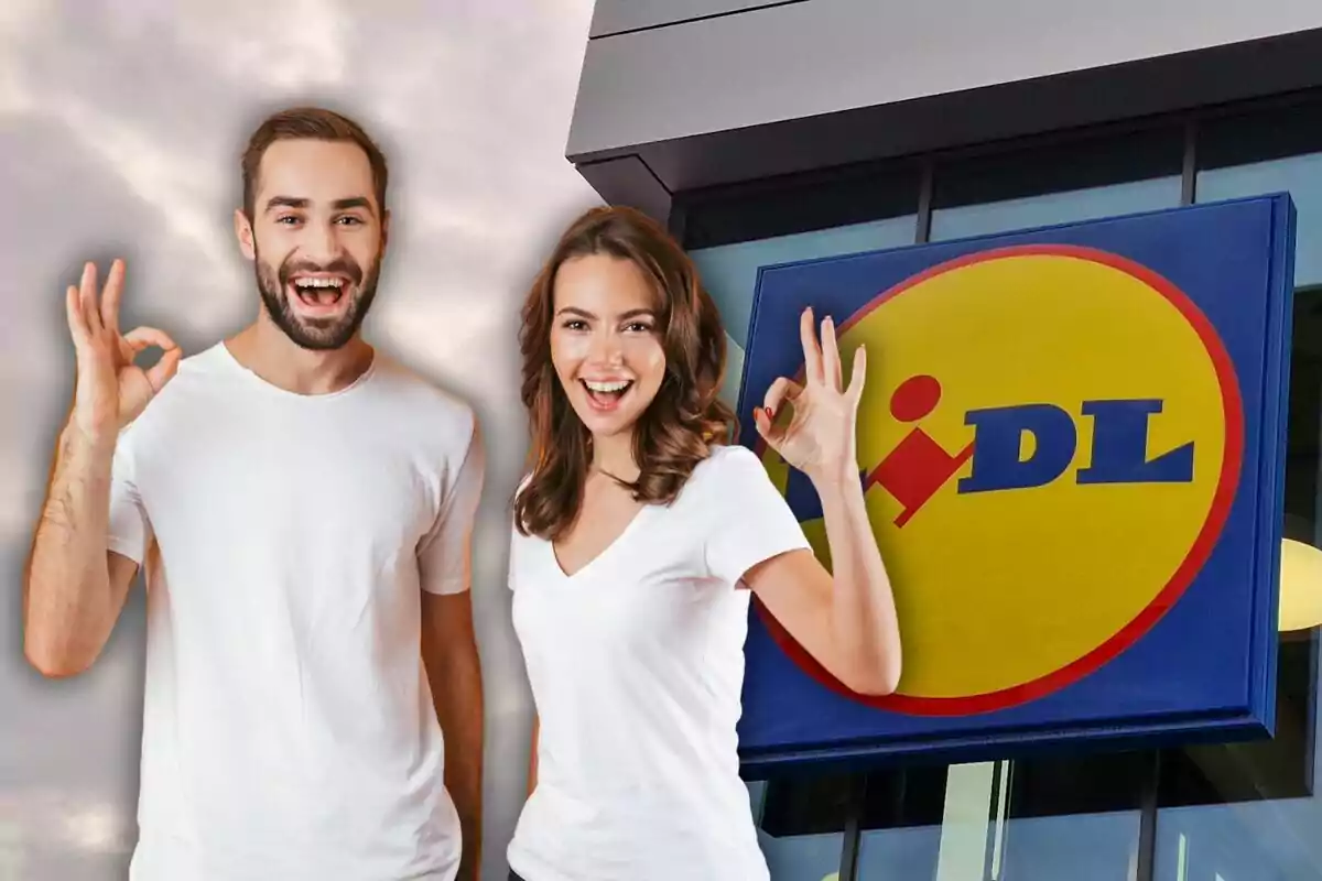 Dos personas sonrientes con camisetas blancas hacen el gesto de "ok" frente a un cartel de una tienda.