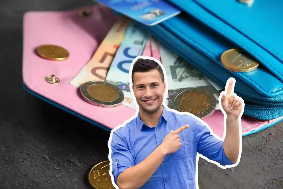 Un hombre sonriente señalando hacia arriba con una billetera rosa y azul llena de billetes y monedas en el fondo.