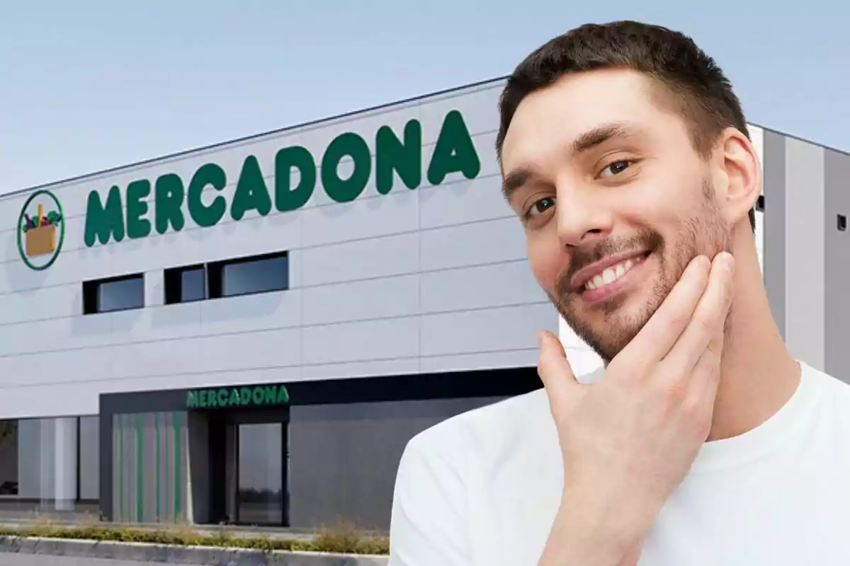 Hombre sonriendo frente a un edificio de Mercadona.