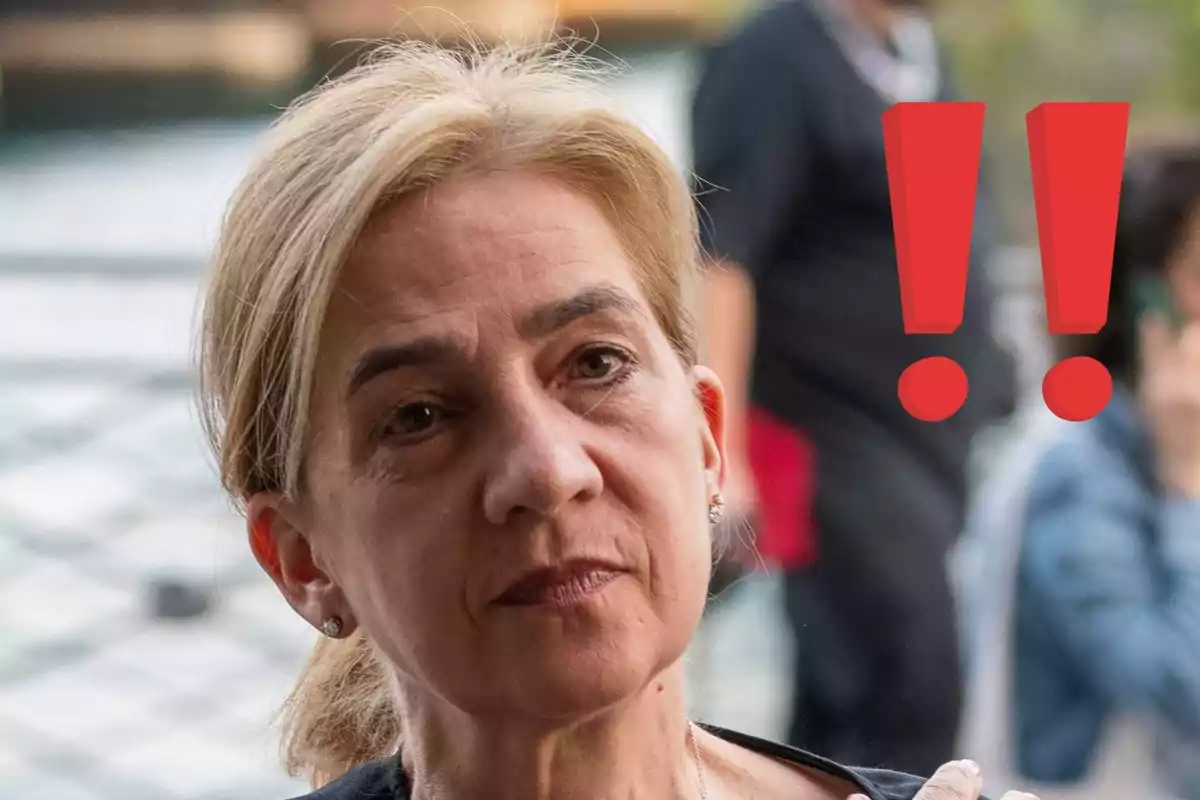 Montaje con la infanta Cristina, con cabello rubio y gesto serio, y dos signos de exclamación rojos que flotan a su lado.