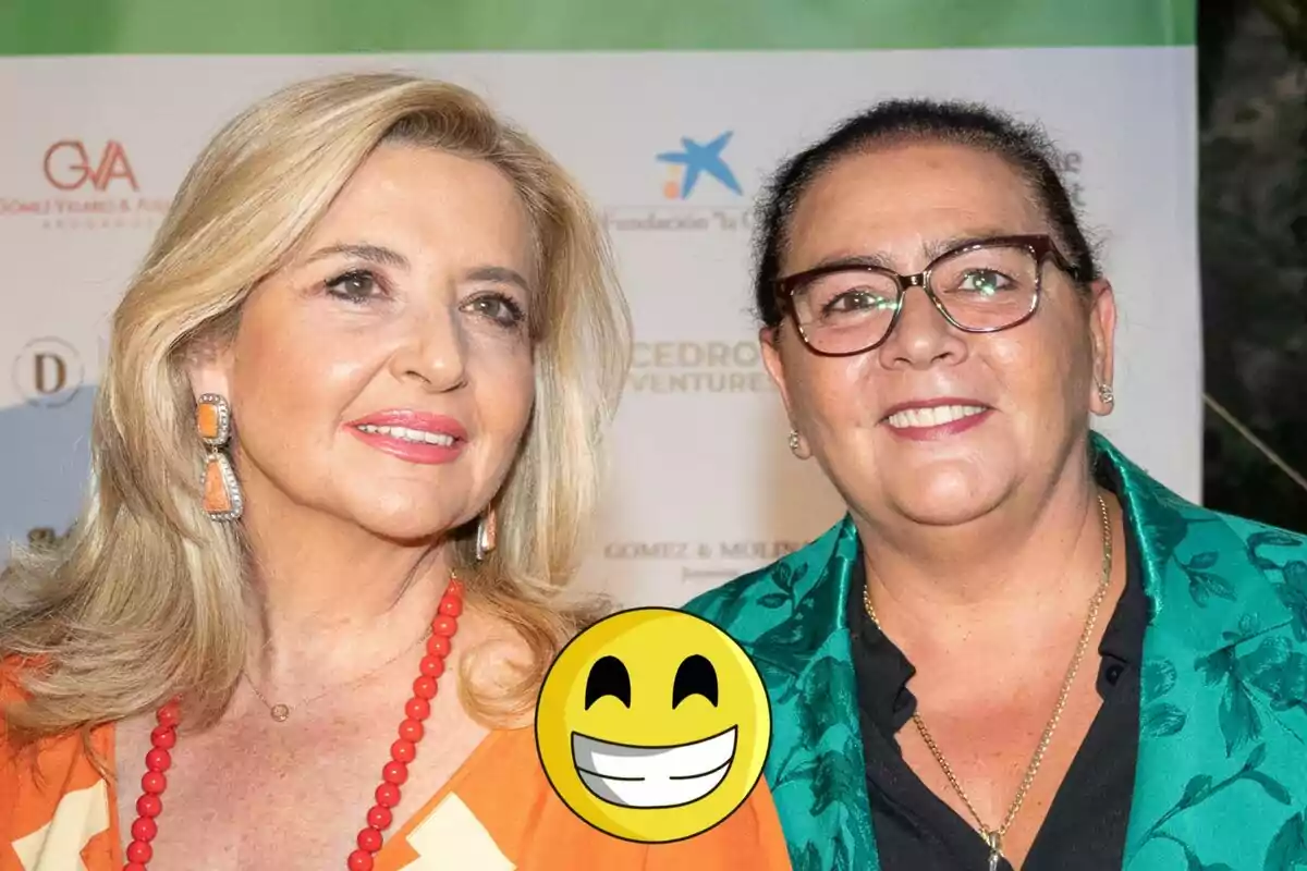 Inmaculada Casal y María del Monte posan juntas sonriendo frente a un fondo con logotipos y un emoji sonriente en primer plano.