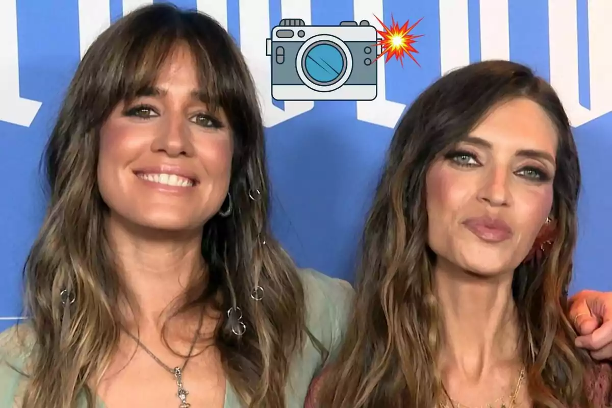 Isabel Jiménez y Sara Carbonero sonrientes posan juntas frente a un fondo azul con un gráfico de cámara en la parte superior.