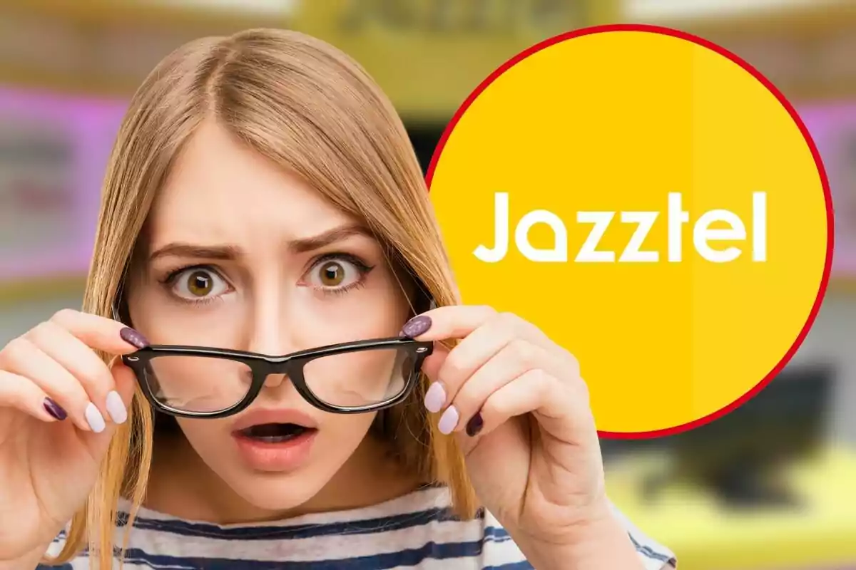 Mujer sorprendida sosteniendo sus gafas frente a un logotipo amarillo de Jazztel.