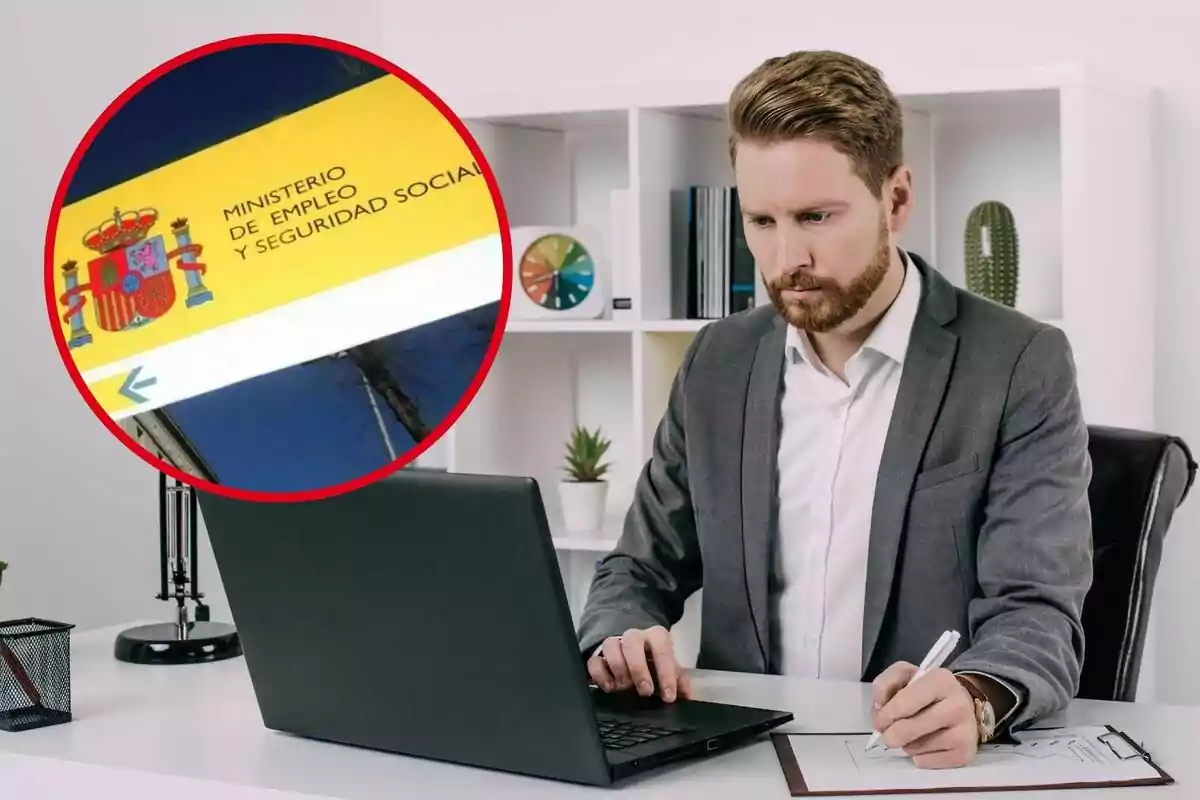 Hombre trabajando en una oficina con una computadora portátil y un documento del Ministerio de Empleo y Seguridad Social de España en un círculo rojo.