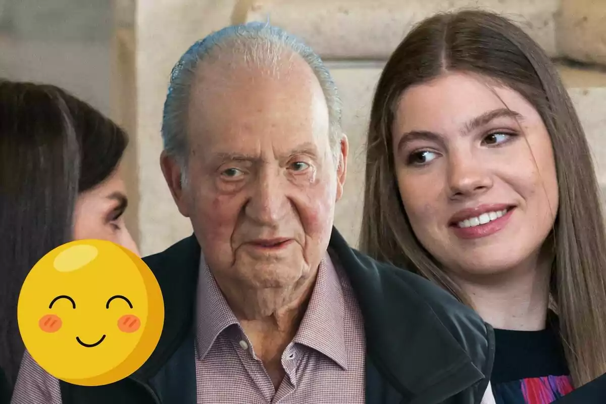 Juan Carlos I y la infanta Sofía conversando, una de ellas con un emoji sonriente sobre su rostro.