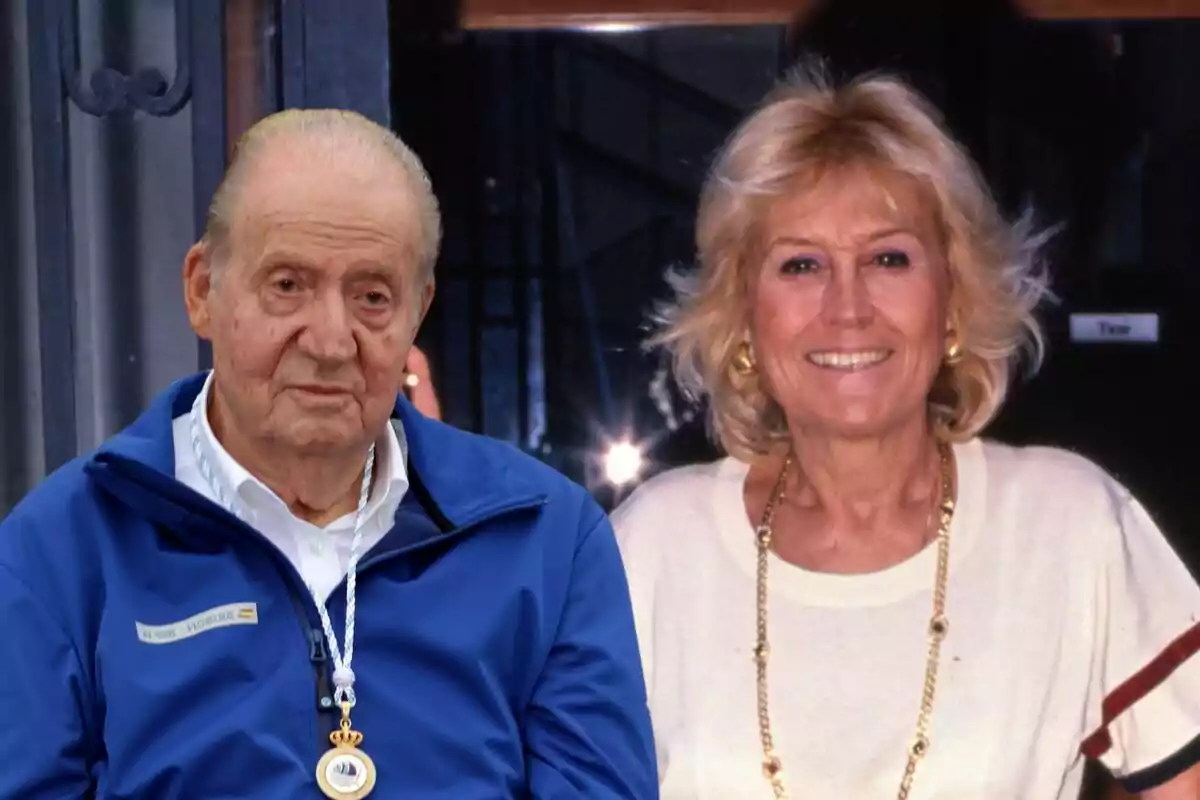 Juan Carlos I y Encarna Sánchez posando juntas, una de ellas lleva una chaqueta azul y una medalla, mientras que la otra viste una blusa clara y un collar dorado.