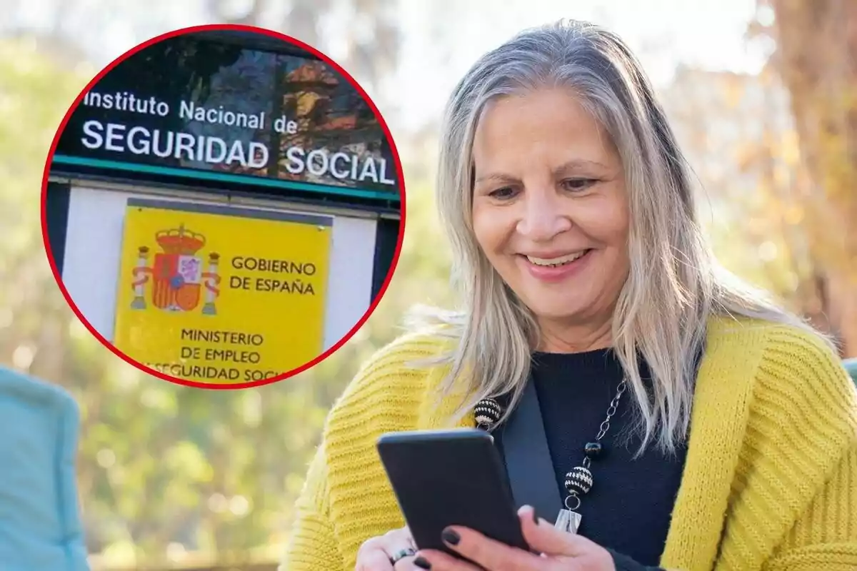 Una mujer sonriente con cabello canoso y suéter amarillo mira su teléfono móvil al aire libre. En un recuadro se muestra un cartel del Instituto Nacional de Seguridad Social de España.