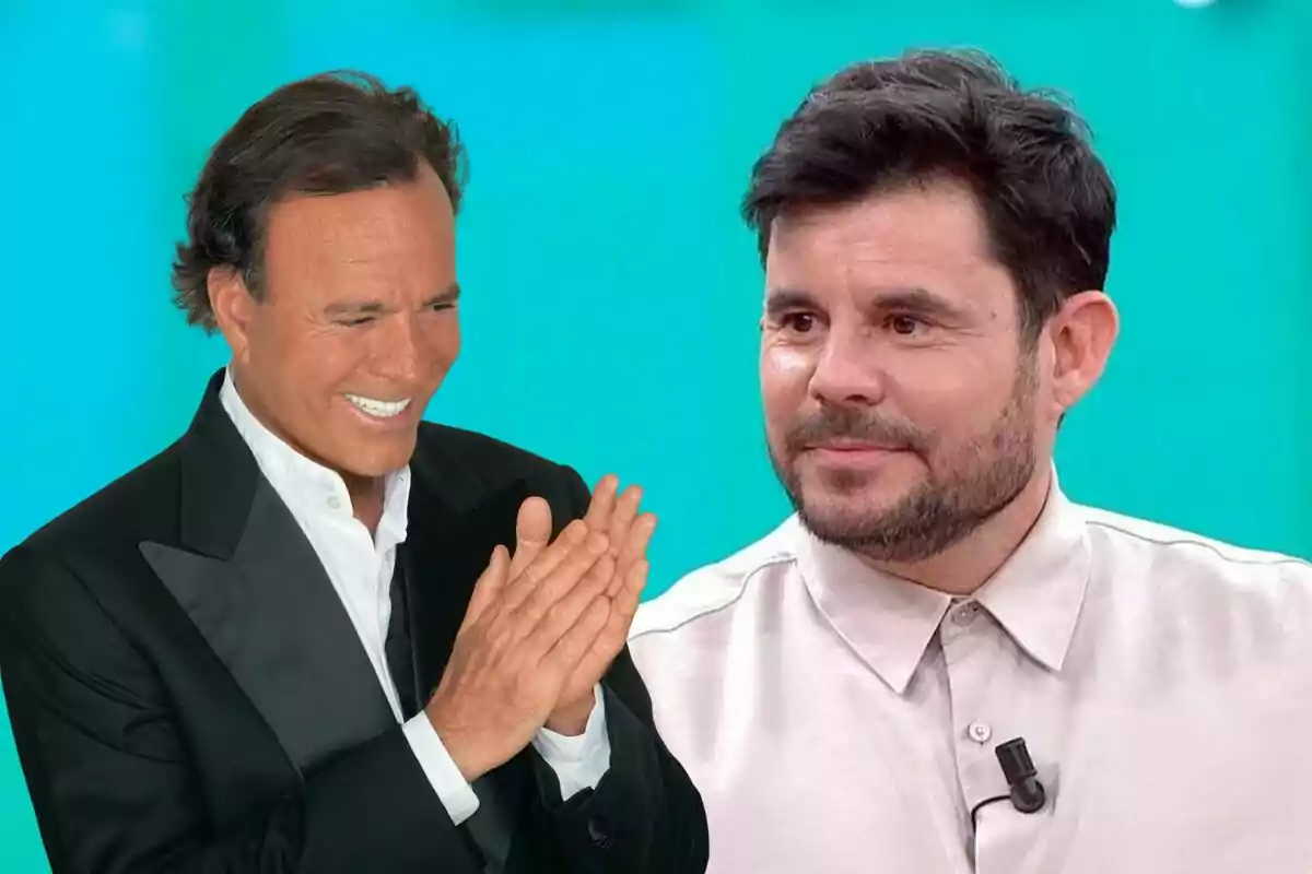 Julio Iglesias y Javier Santos sonrientes, uno con traje negro y el otro con camisa clara, sobre un fondo turquesa.