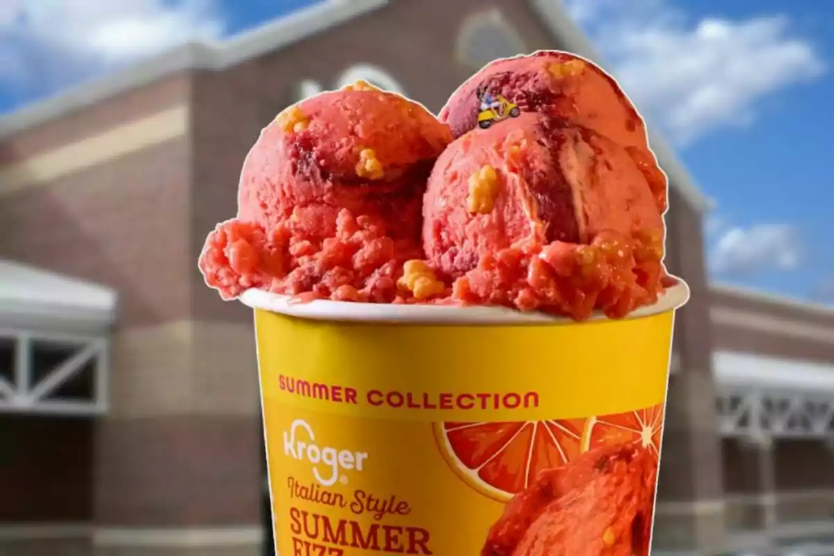 Helado de color rosado con trozos amarillos servido en un vaso amarillo de la marca Kroger frente a un edificio desenfocado Helado de color rosado con trozos amarillos servido en un vaso amarillo de la marca Kroger frente a un edificio desenfocado