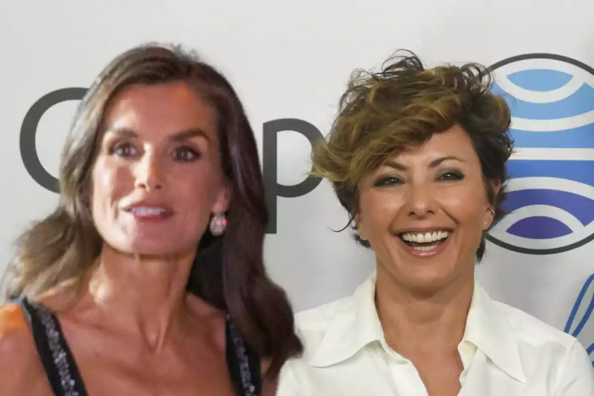 Letizia y Sonsoles Ónega sonrientes posan juntas frente a un fondo con logotipos.