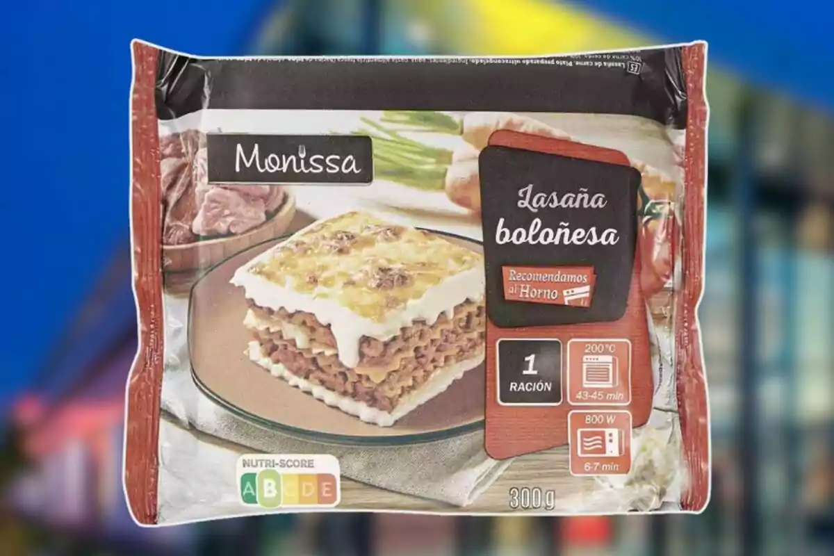 Paquete de lasaña boloñesa de la marca Monissa con instrucciones de cocción y etiqueta de Nutri-Score. Paquete de lasaña boloñesa de la marca Monissa con instrucciones de cocción y etiqueta de Nutri-Score.