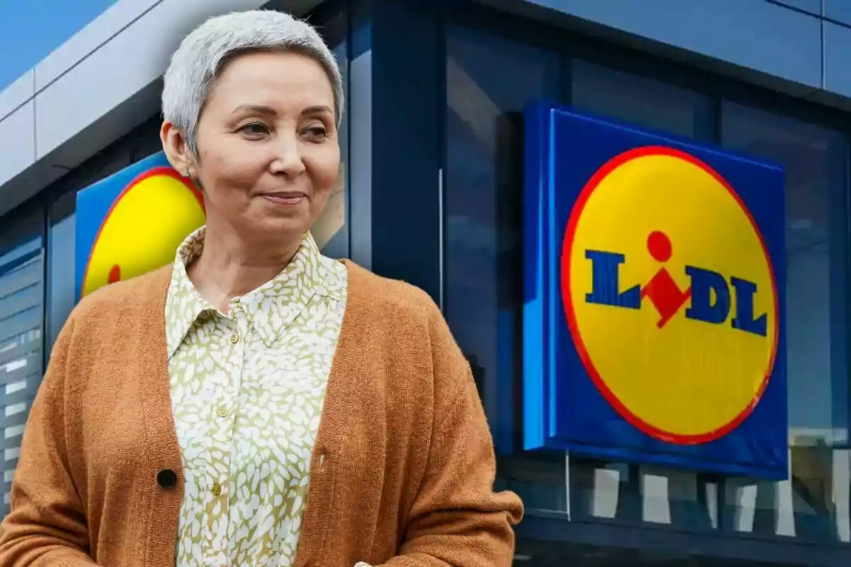 Una persona de cabello corto y canoso está de pie frente a un edificio con el logotipo de Lidl en el fondo.
