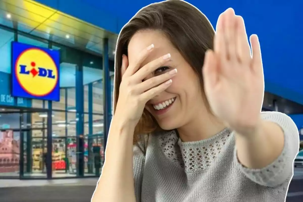 Una mujer sonriente cubre parcialmente su rostro con una mano mientras está frente a una tienda con un logotipo visible.