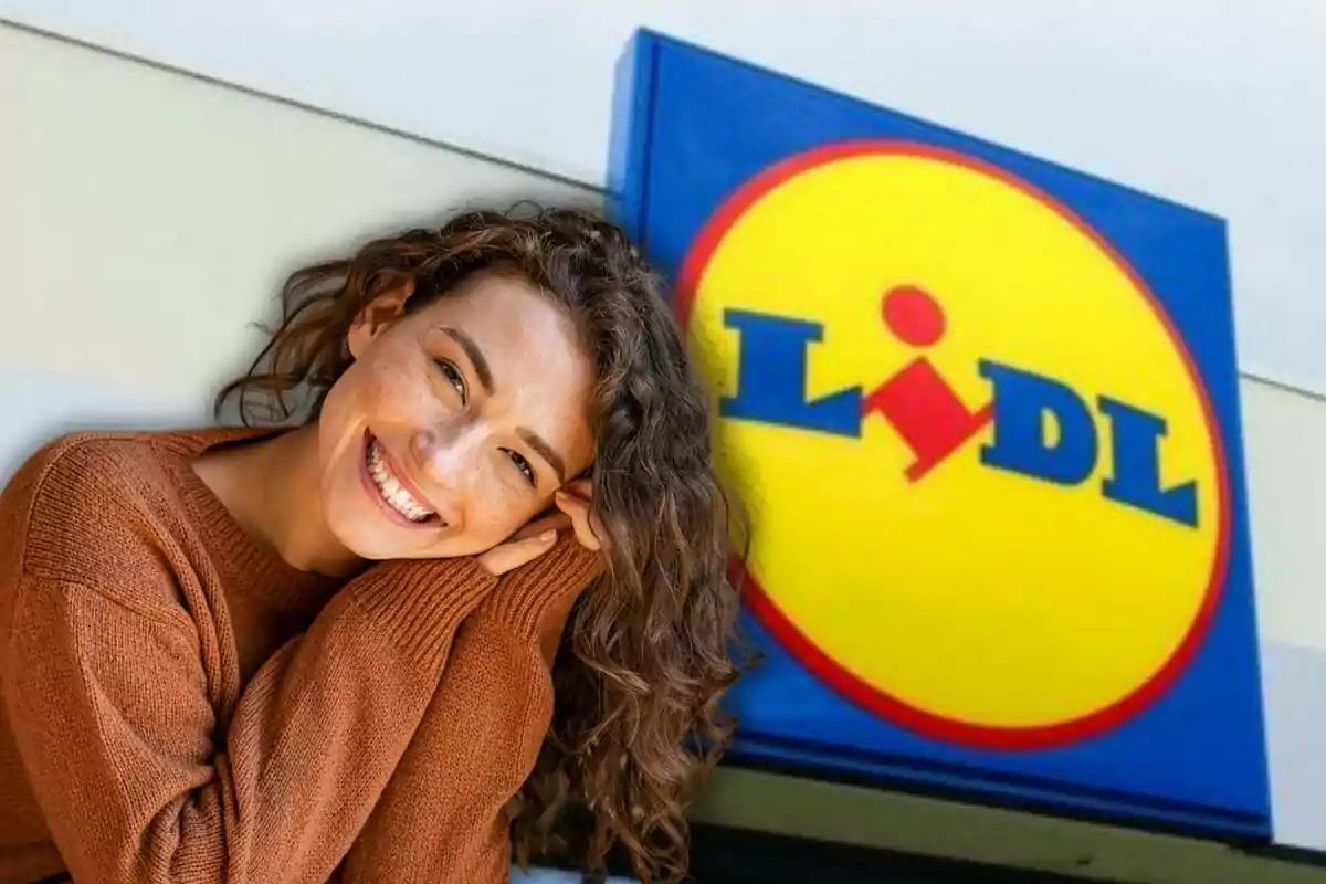 Una persona sonriente con un suéter marrón frente a un cartel de una tienda.