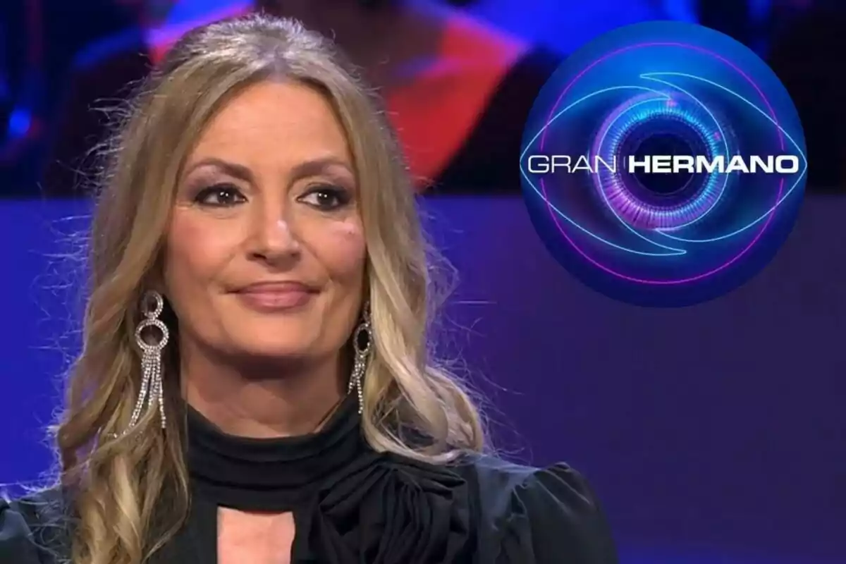 María José Galera con cabello rubio y pendientes largos en un set de televisión con el logo de Gran Hermano en el fondo.