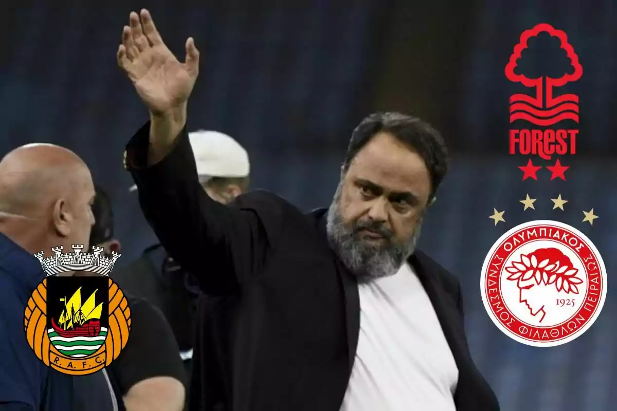 Un hombre con barba y cabello oscuro levanta la mano mientras está rodeado de otras personas y se ven los logotipos de tres equipos de fútbol. Un hombre con barba y cabello oscuro levanta la mano mientras está rodeado de otras personas y se ven los logotipos de tres equipos de fútbol.