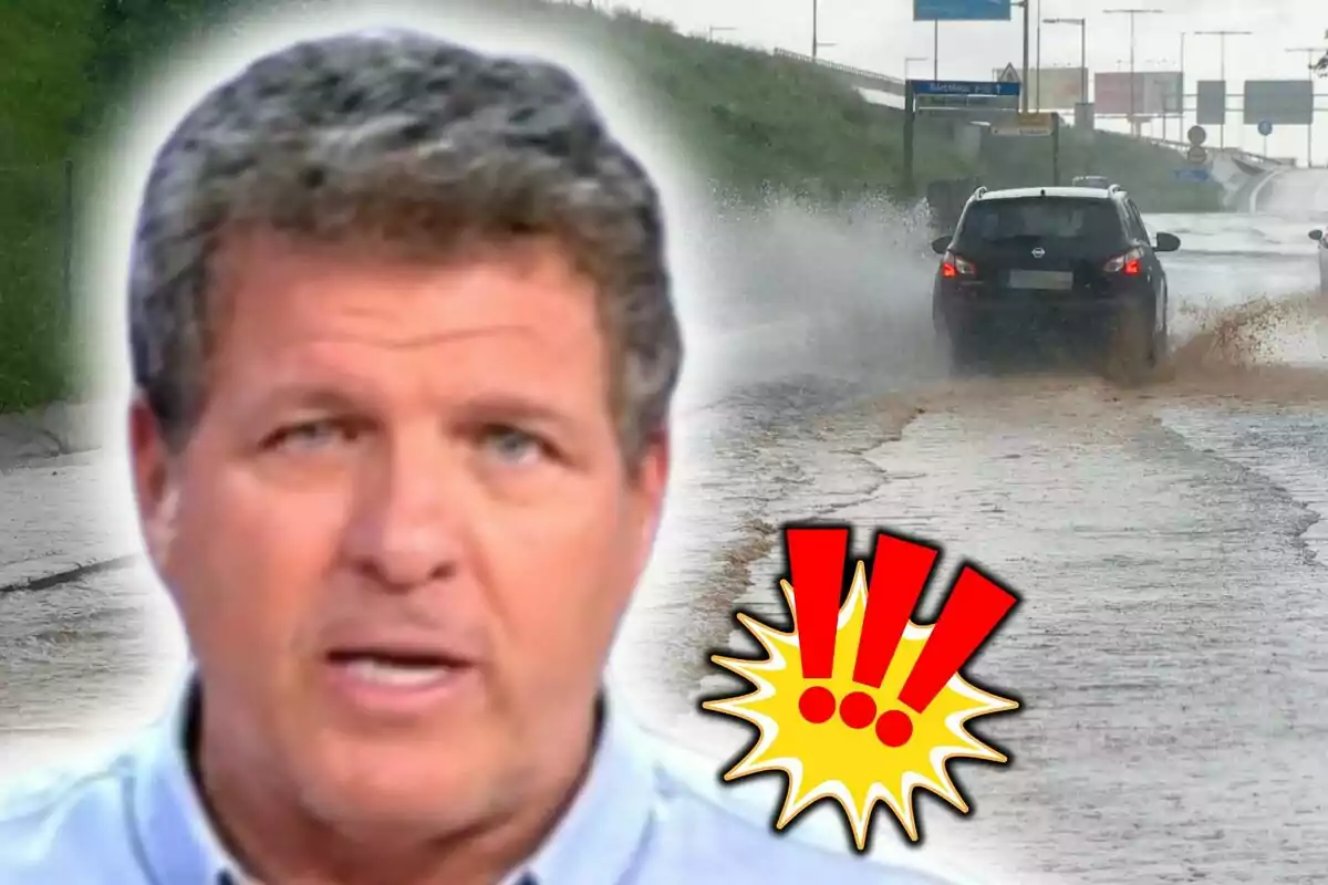 Mario Picazo en primer plano con una expresión seria y un gráfico de exclamación en la esquina inferior derecha mientras un coche atraviesa una carretera inundada en el fondo.