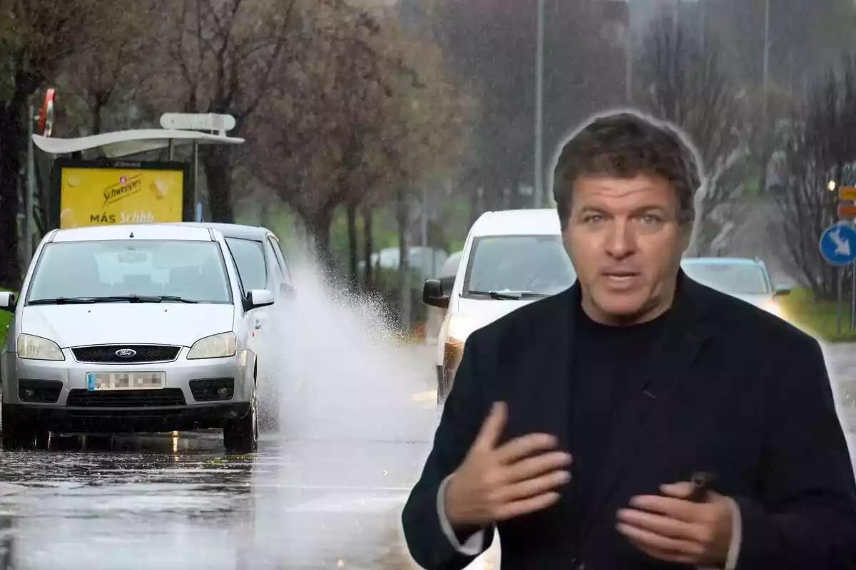 Varios vehículos circulan bajo la lluvia, con Mario Picazo de fondo