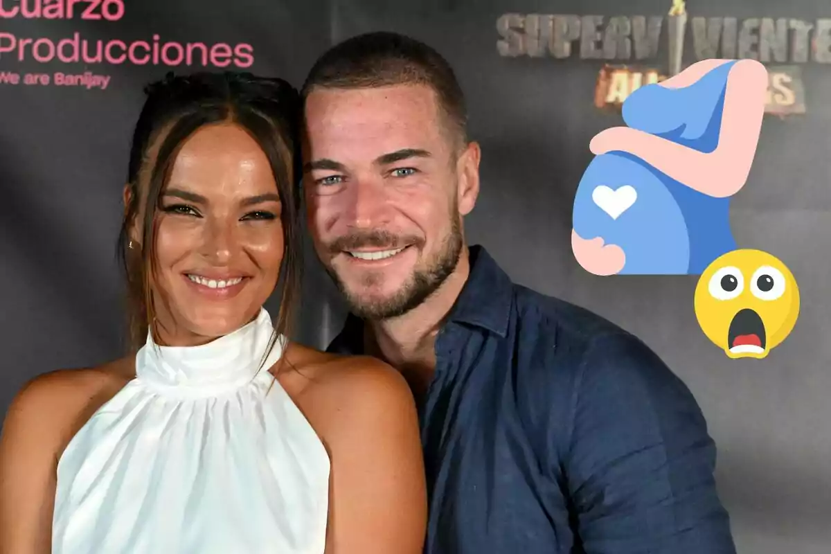 Marta Peñate y Tony Spina sonriente posa frente a un fondo oscuro con logotipos, mientras un emoji de embarazo y sorpresa está superpuesto en la imagen.