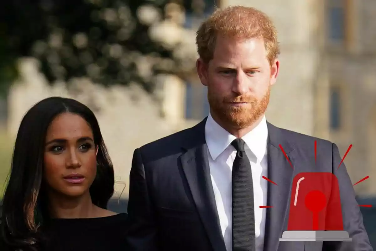 Meghan Markle y el príncipe Harry vestidos de manera formal, con un ícono de sirena roja superpuesto en la imagen.