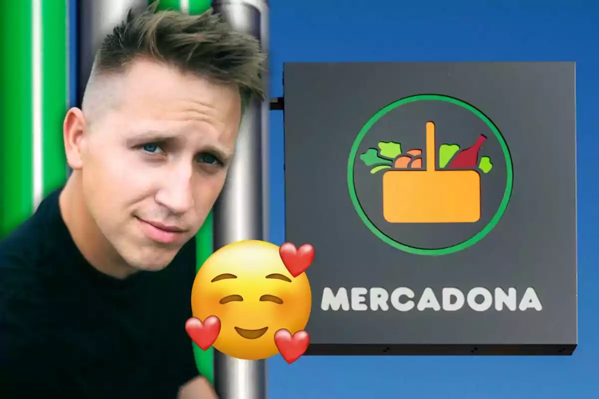 Un hombre joven sonríe junto a un cartel de Mercadona con un emoji de cara sonriente y corazones superpuesto.