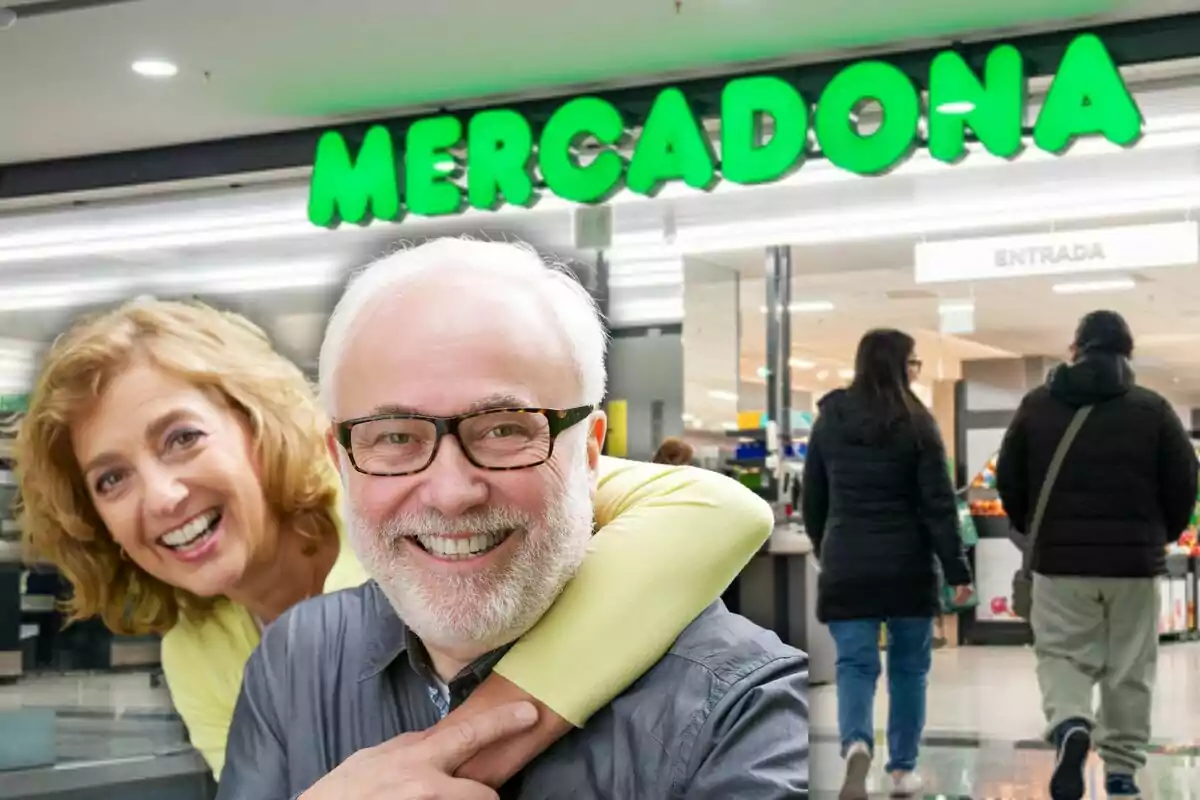 Una pareja sonriente frente a la entrada de un supermercado con el letrero "Mercadona" en el fondo.