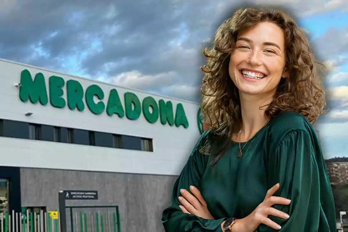 Una mujer sonriente con cabello rizado y una blusa verde está frente a un edificio con el letrero de Mercadona.