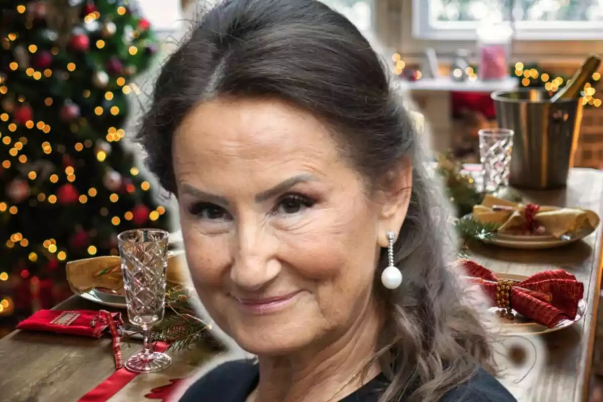 Paloma Rocasolano sonriente en un ambiente festivo con un árbol de Navidad decorado y una mesa elegantemente puesta.