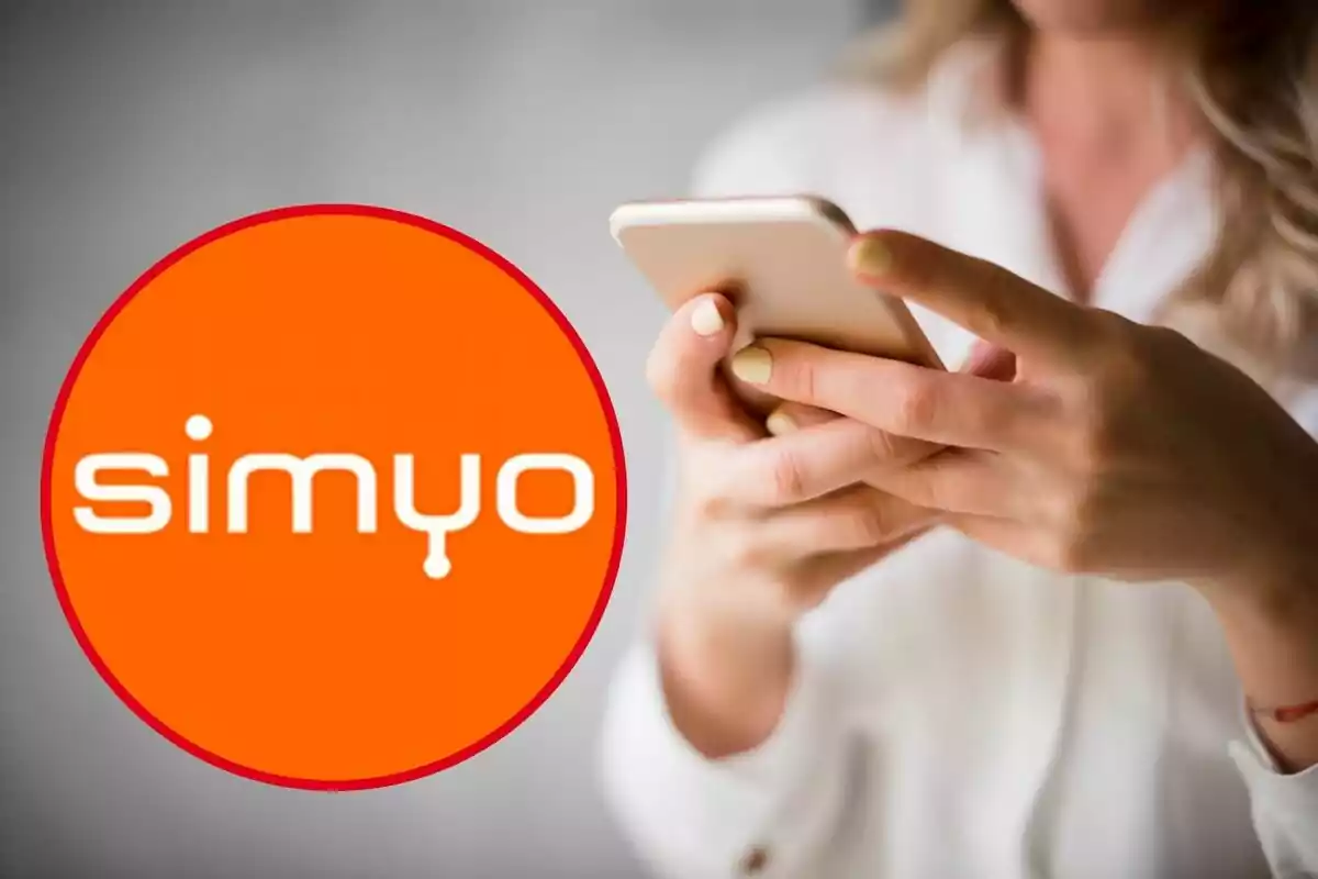 Persona usando un teléfono móvil con el logo de Simyo en primer plano.