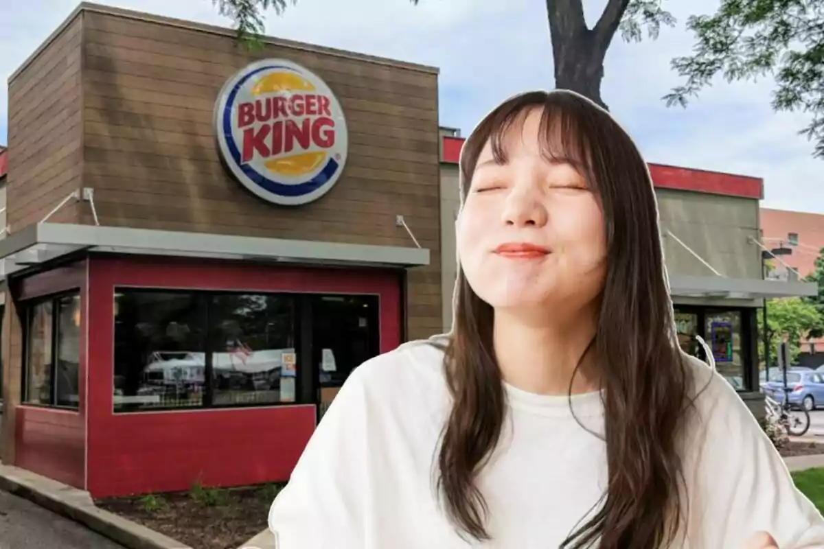 Mujer sonriendo con expresión de satisfacción frente a un restaurante de Burger King