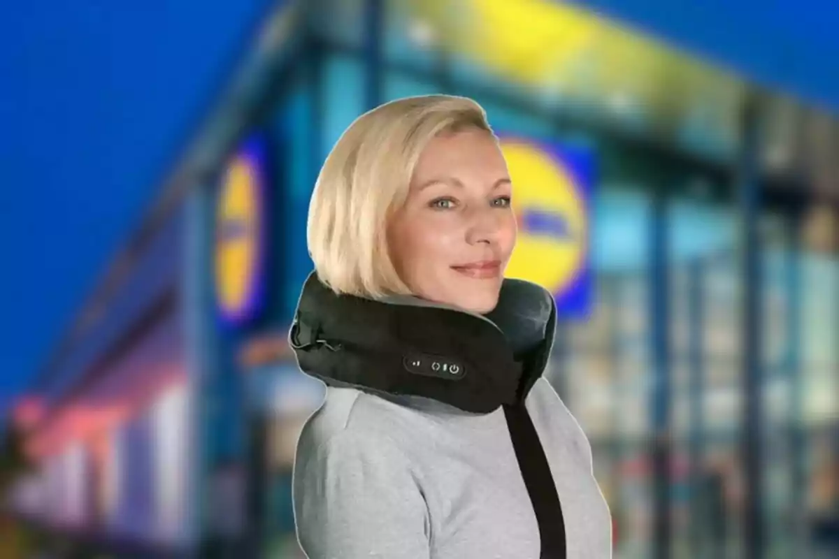 Una persona con un dispositivo de masaje para el cuello frente a un edificio con un logotipo borroso. Una persona con un dispositivo de masaje para el cuello frente a un edificio con un logotipo borroso.