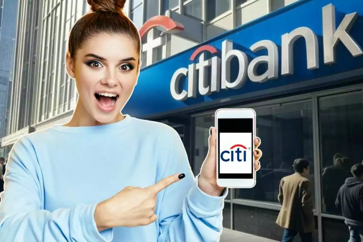 Una persona sonriente señala un teléfono móvil que muestra el logo de Citi frente a una sucursal de Citibank. Una persona sonriente señala un teléfono móvil que muestra el logo de Citi frente a una sucursal de Citibank.