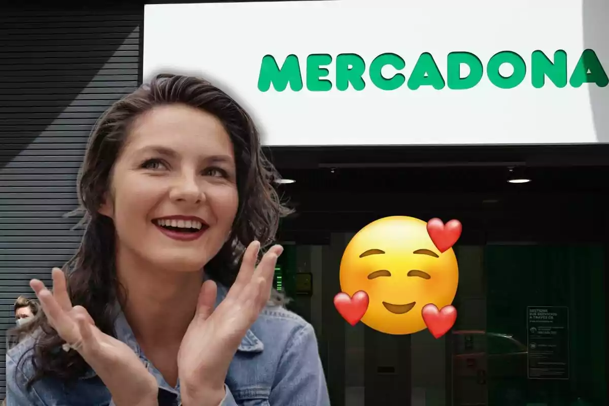 Una mujer sonriente frente a una tienda con un emoji de cara sonriente y corazones.