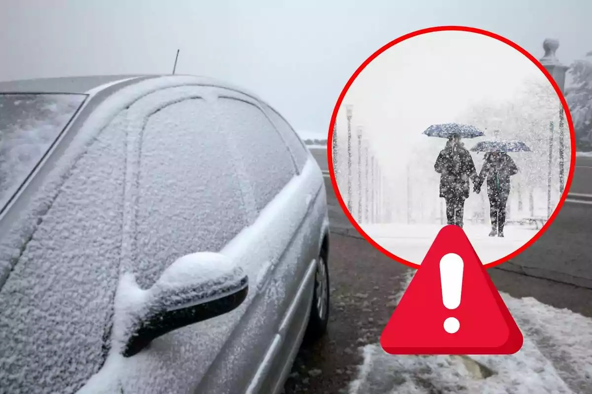 Un coche cubierto de nieve con un símbolo de advertencia que muestra a dos personas caminando bajo la nieve con paraguas.